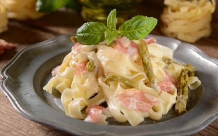 Tagliatelle ze szparagami i wędzonym łososiem