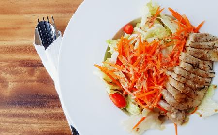 Polędwica cielęca z surówką z marchwi z menu beszamel