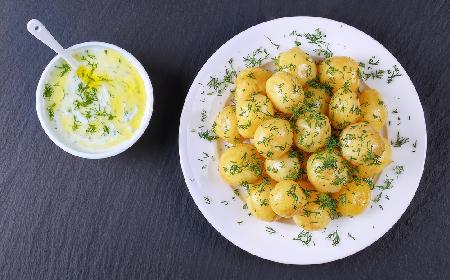 Młode ziemniaczki z dipem z rzodkiewek
