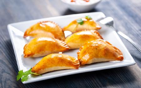 Pieczone pierożki drożdżowe z pieczarkami