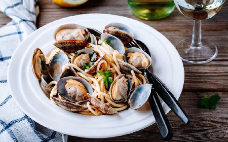 Linguini z małżami i zieloną pietruszką