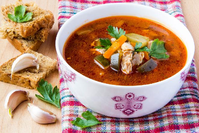 Zupa hiszpańska z na rosole - z bakaliami i pomidorami