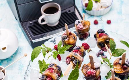 Mrożona kawa z tonikiem na patyczkach - sorbet tonicpresso ze świeżymi owocami