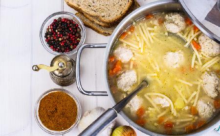 Rosół z klopsikami drobiowymi i makaronem: odżywcza zupa dla dzieci i seniorów