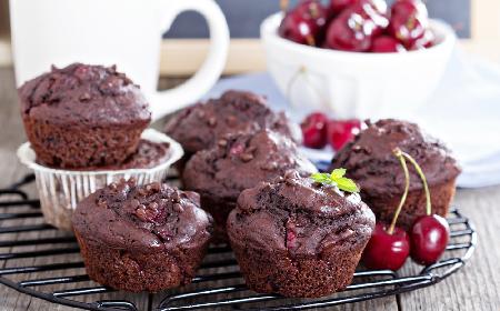 Kuszące muffinki czekoladowe z wiśniami