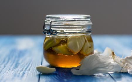 Miód z czosnkiem: naturalny środek na odporność