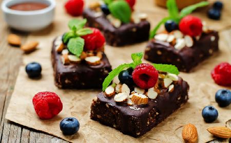 Brownie bez pieczenia: zdrowy i pyszny deser bez mąki i jajek