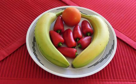 Jak przygotować sałatkę z papryką, cukinią i bananem?