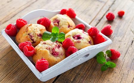 DOMOWE MUFFINY z malinami i białą czekoladą: przepis