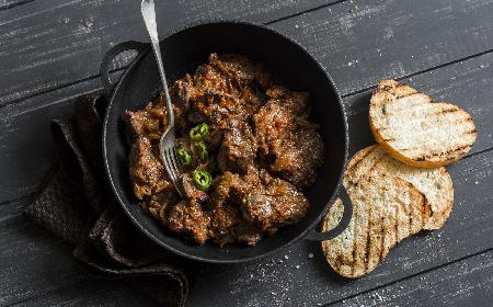 Wątróbka duszona z warzywami w sosie pomidorowym