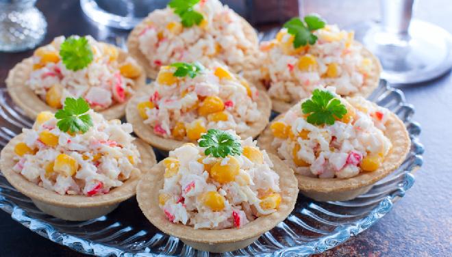 Sałatka z paluszków krabowych surimi w kruchych babeczkach