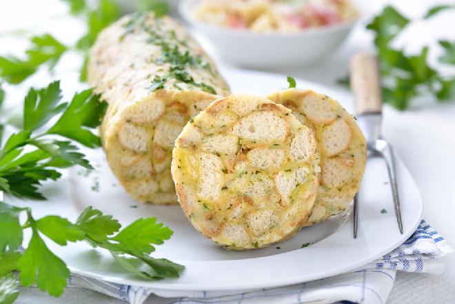 Bawarskie knedle z czerstwej bułki: przepis na semmelnknödel