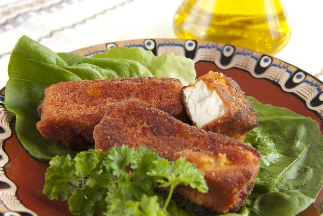 Panierowany ser feta - znakomita przekąska kuchni bałkańskiej
