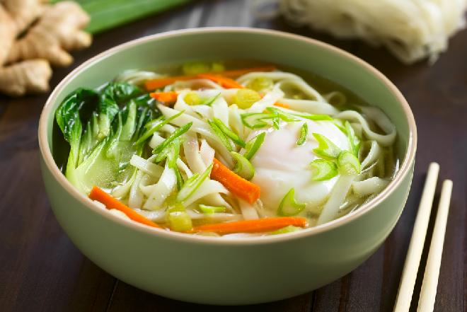 Rozgrzewająca zupa pak choi z makaronem i trawą cytrynową