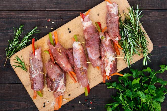 Grillowane wieprzowe roladki z warzywami: pychota z grilla lub piekarnika