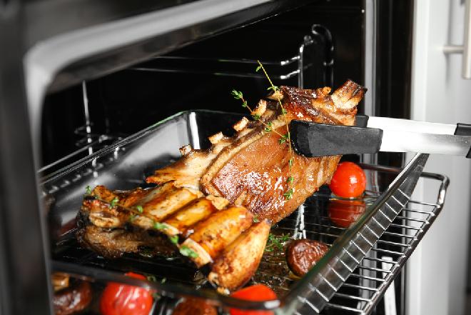 12 pysznych pomysłów na grilla w piekarniku: przepisy na domowe grillowanie
