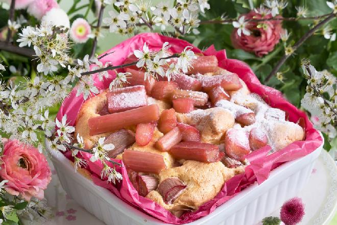 Clafoutis z rabarbarem – jak upiec to niebanalne ciasto?