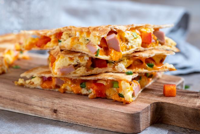 Tortilla lub naleśnik z jajecznicą i dodatkami: pyszny i lekki posiłek