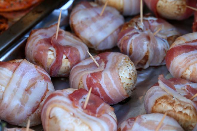 Obezwładniające faszerowane pieczarki pieczone w boczku