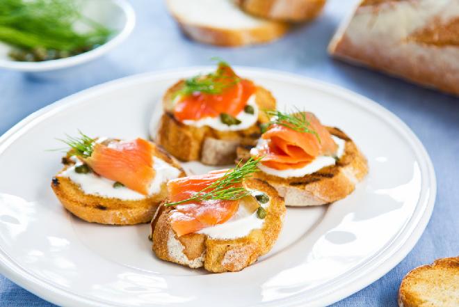 Crostini z łososiem